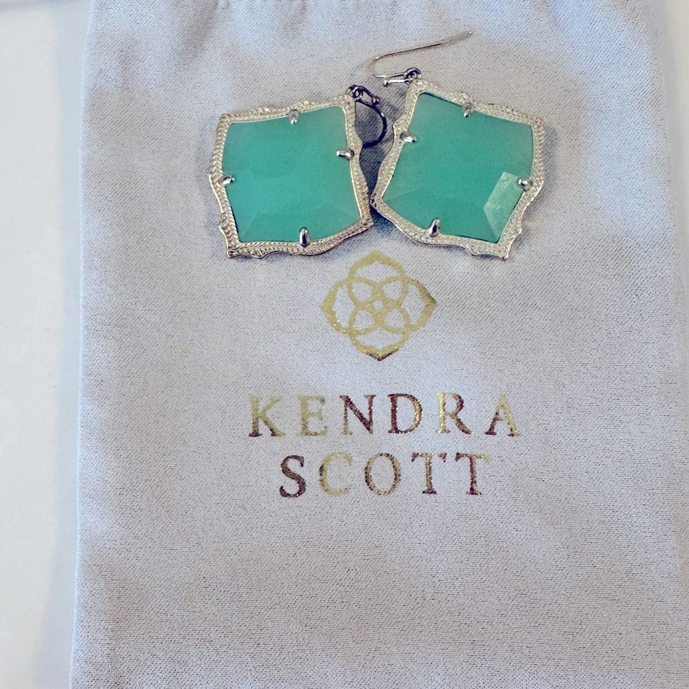 Kendra Scott mint, gold drop earrings. In beautiful condition.